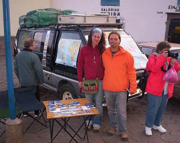 Pablo Rey y Anna Callau posan con su Furgoneta en Cuzco (Perú)