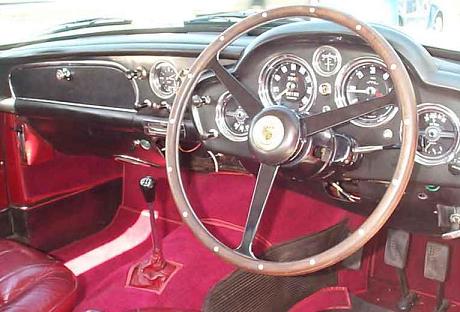 Aston Martin DB4. Interior en Rojo.
