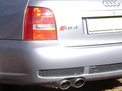 Audi RS4. Logotipo y doble salida de escape