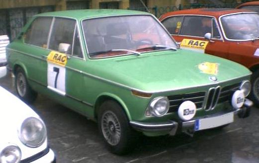 BMW 2002 coupe. Vista frontal.