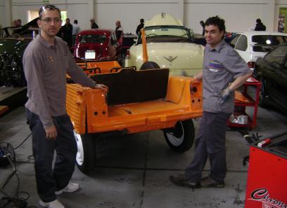 Alumnos y profesores de Don Bosco trabajaron durante todo el Salón en Un Citroën Mehari