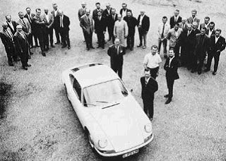 El primer Porsche 901 y su equipo de desarrollo